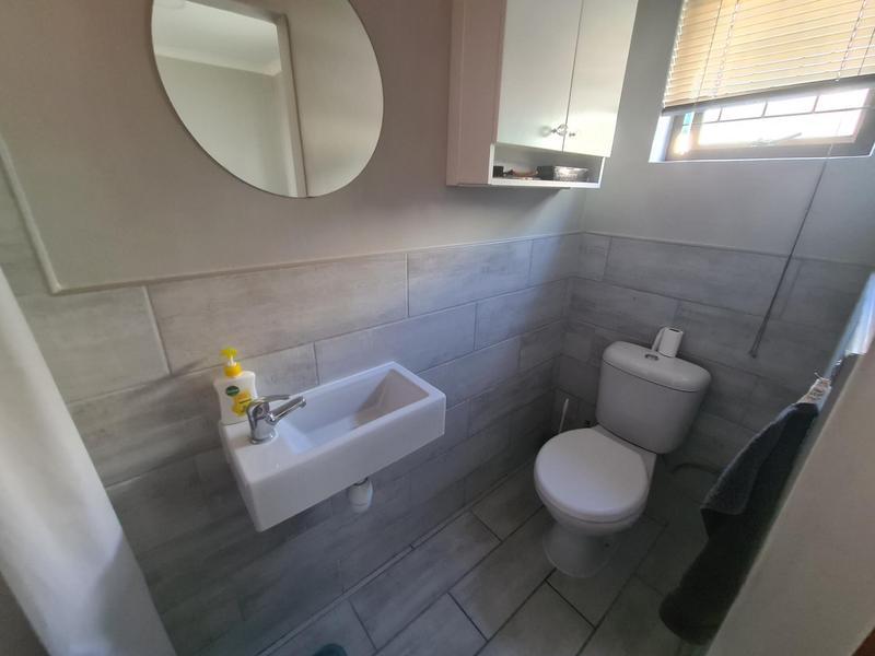 To Let 1 Bedroom Property for Rent in Loevenstein Western Cape